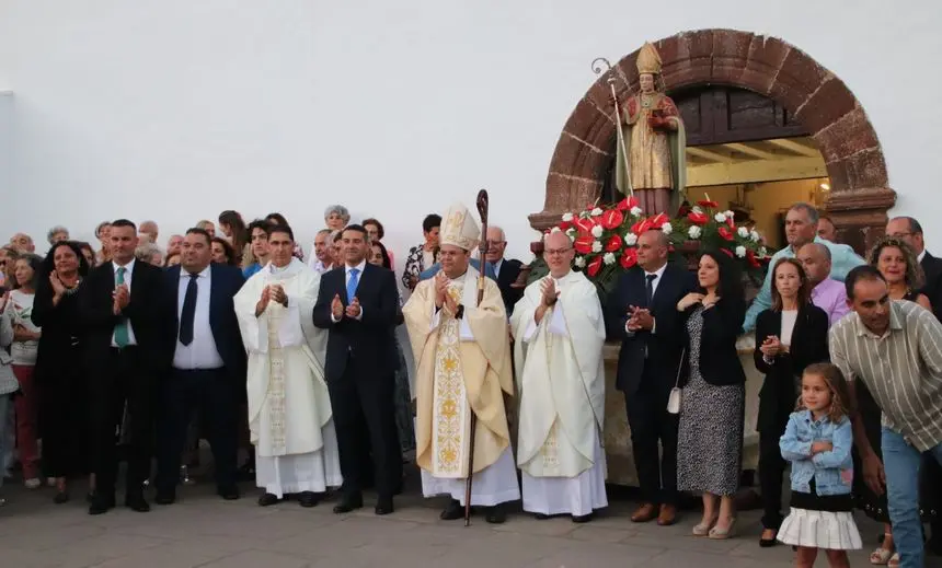 Imagen de las autoridades, de los vecinos y de los representantes de la Iglesia en la puerta de la Iglesia de Femés
