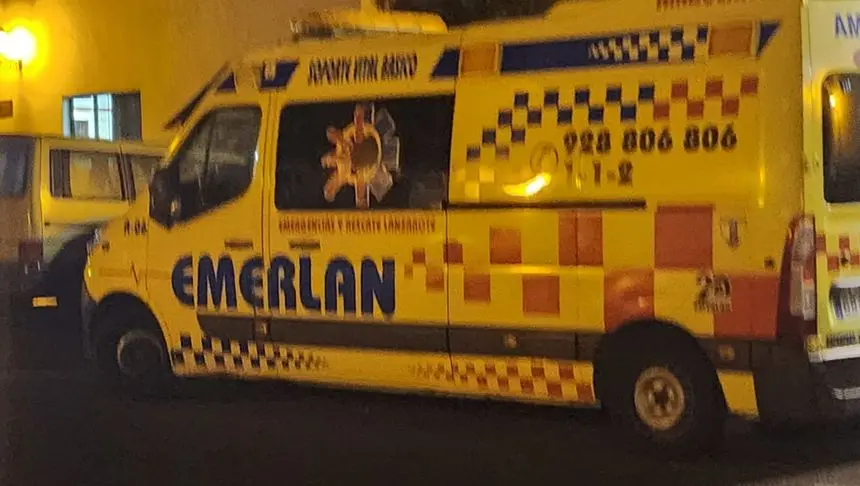 Imagen de una ambulancia de Emerlan a la puerta del terrero de lucha