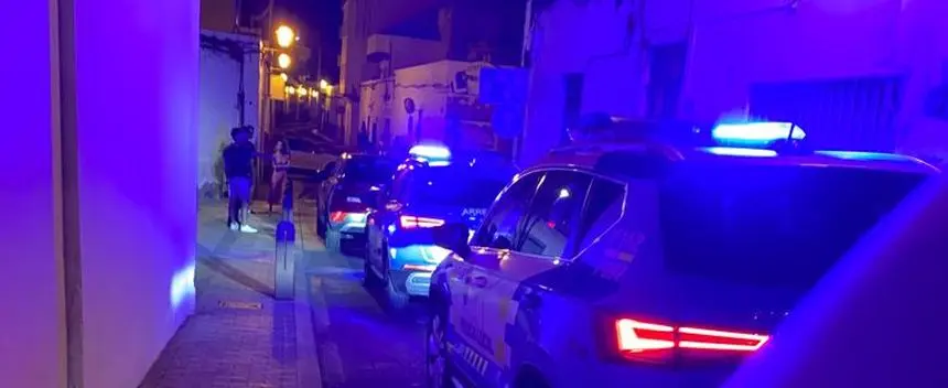 Momento en el que llegó la Policía Local y el inmigrante seguía delante del coche de alquiler