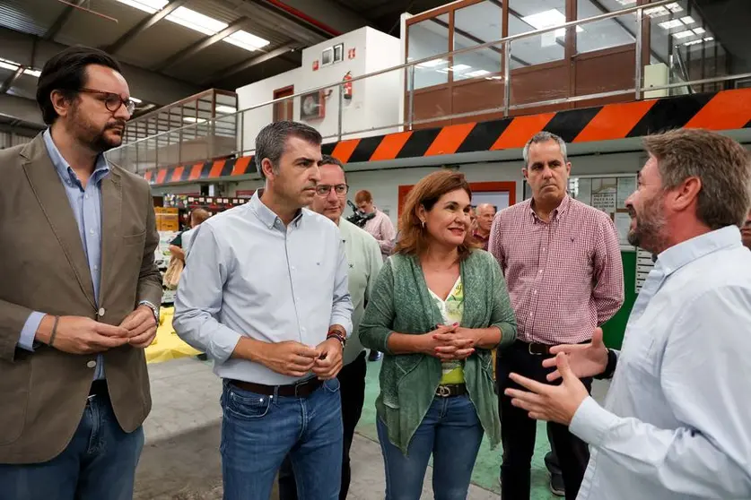 Manuel Domínguez juntos a otros miembros del Partido Popular.