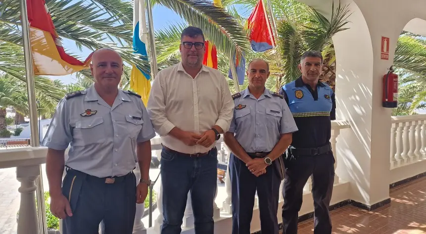 Imagen del alcalde de San Bartolomé con sus visitantes.