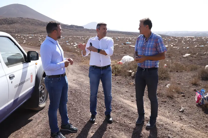 Oswaldo Betancort, Jacobo Medina y Domingo Cejas en su visita a la ladera de Zonzamas.