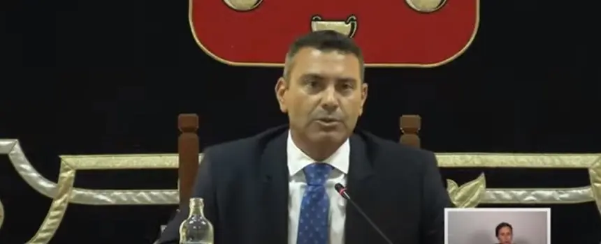Oswaldo Betancort durante el pleno celebrado en el Cabildo de Lanzarote.