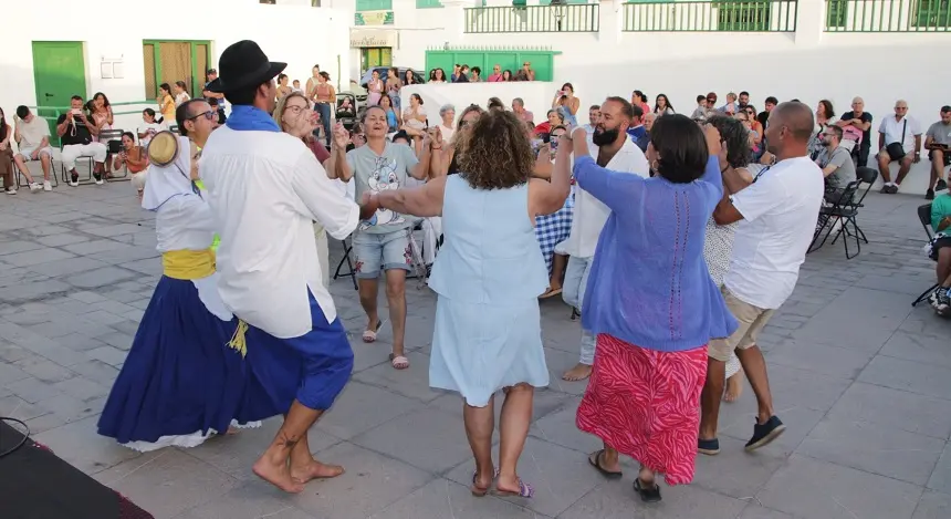 Bailes folcloricos por las fiestas del Carmen.