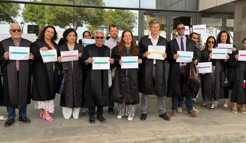 Profesionales del Colegio de Abogados de Lanzarote frente a los Juzgados.