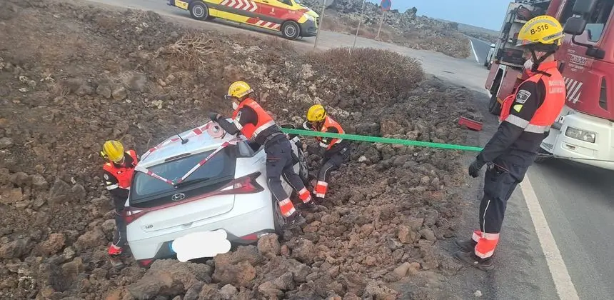 Los bomberos balizando el vehículo