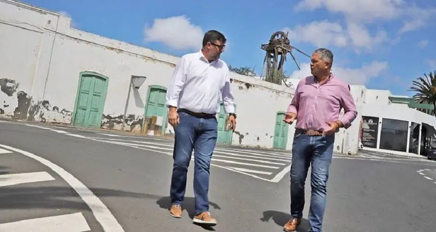 Alfredo Mendoza con su compañero Isidro Pérez en una visita a San Bartolomé