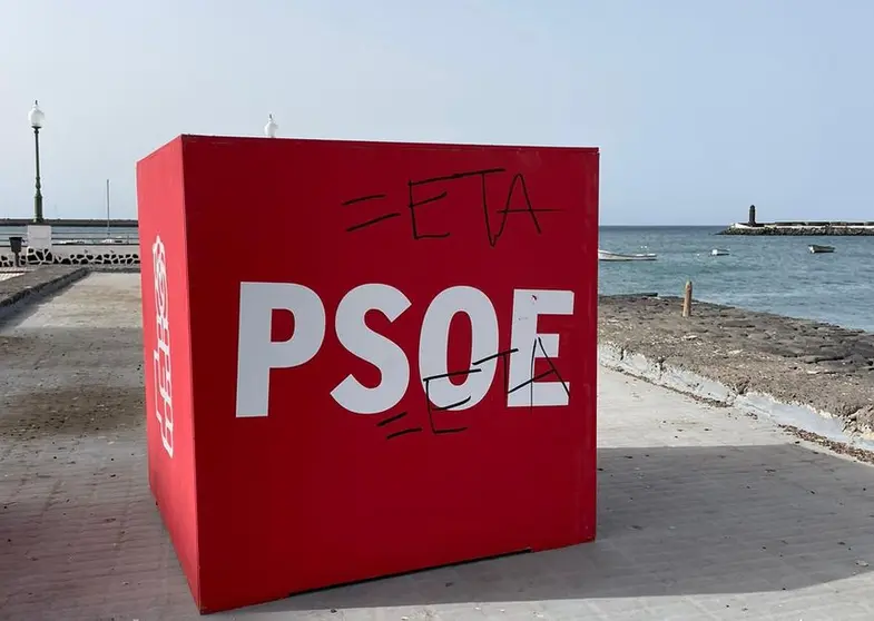 Cubo PSOE vandalizado 1.