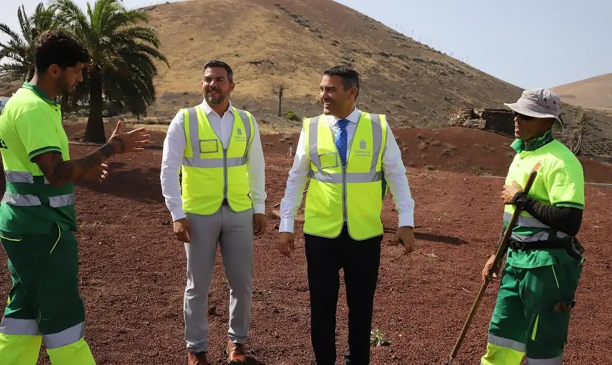 Oswaldo Betancort junto a Jacobo Medina con los trabajadores de margenes de carretera.