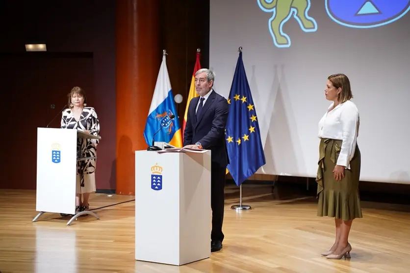 Fernando Clavijo jurando su cargo de Presidente del Gobierno de Canarias.