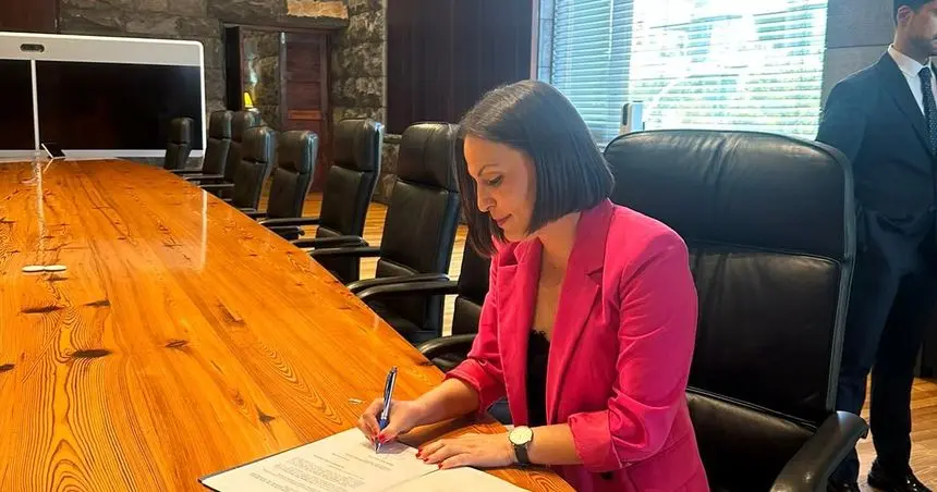 Migdalia Machín este sábado firmando su cargo