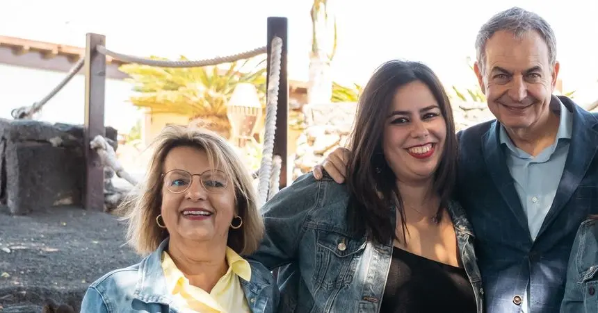 Alicia Pérez en el centro con José Luis Rodríguez Zapatero y Lucía Olga Tejera