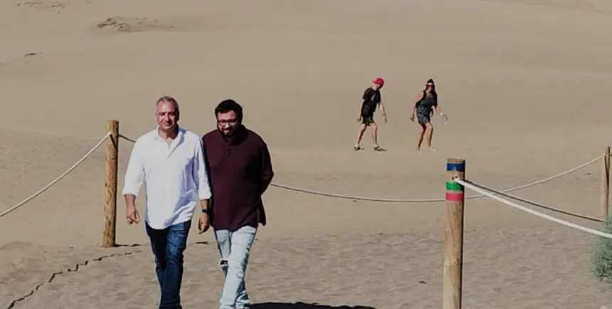 Luis Campos paseando por las dunas de Maspalomas