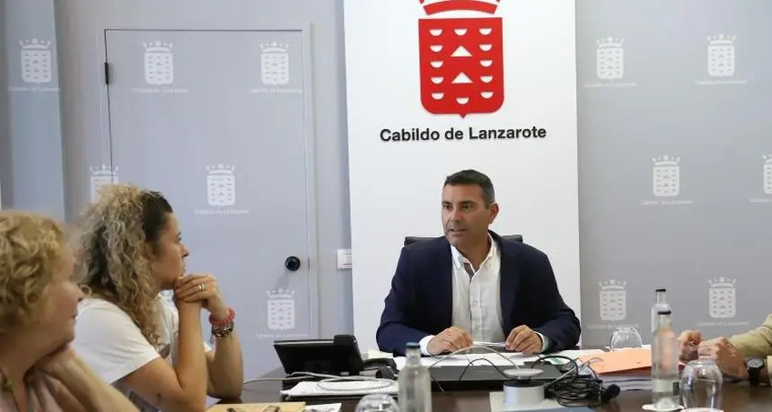Oswaldo Betancort en una de las primeras reuniones que ha celebrado como presidente del Cabildo
