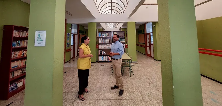 El Alcalde de Arrecife, Yonathan de León,  y la concejal de Educación y Cultura, Abigail Gongzález en el CEIP Capellanía.