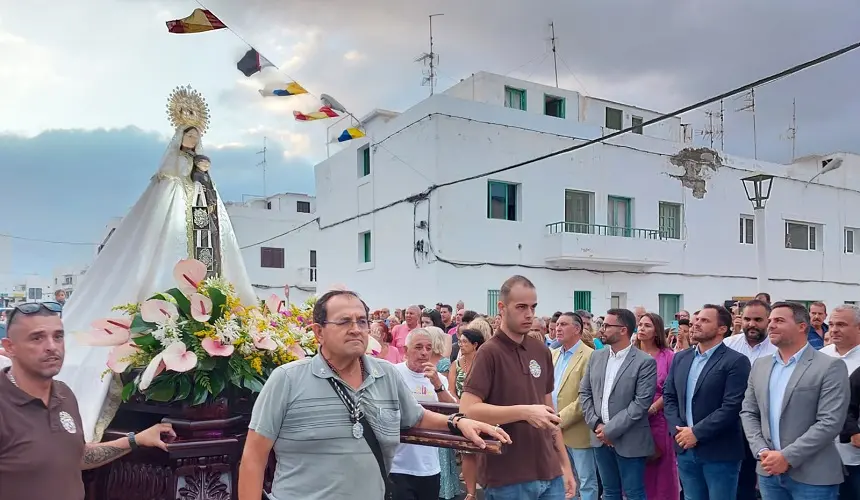 Tradicional procesión por las fiestas del Carmen en Valterra.