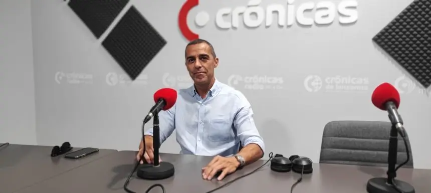 José Montelongo en el estudio de Crónicas Radio.