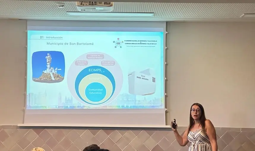 La enfermera Pilar Santana Vega presentando el proyecto de salud escolar de San Bartolomé.