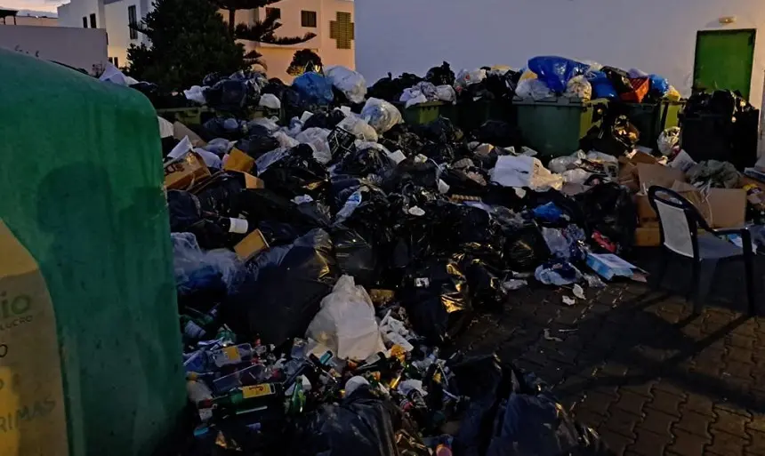 Imagen de los contenedores de Playa Blanca.
