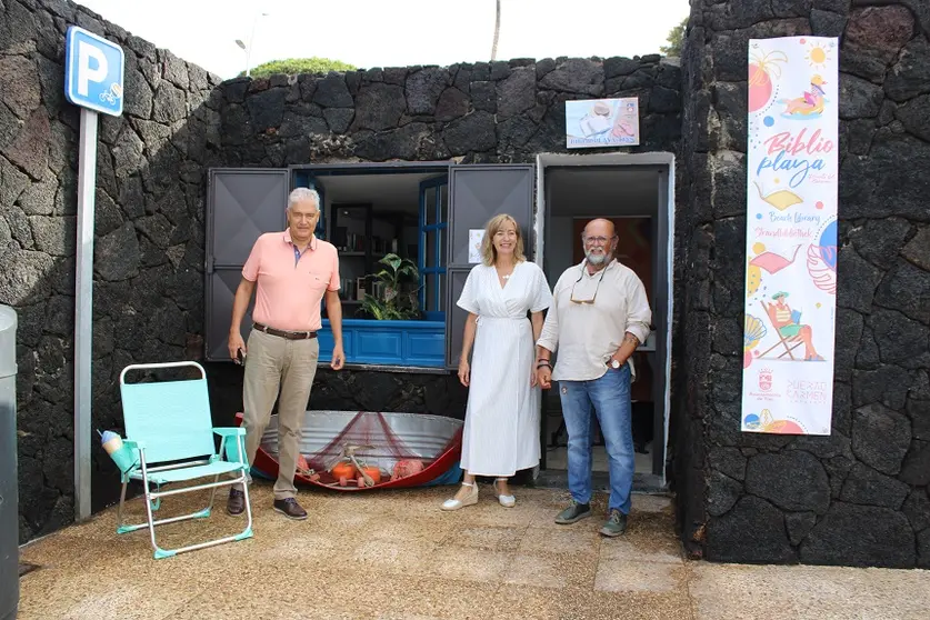 Imagen de la apertura de biblioplaya de Puerto del Carmen.