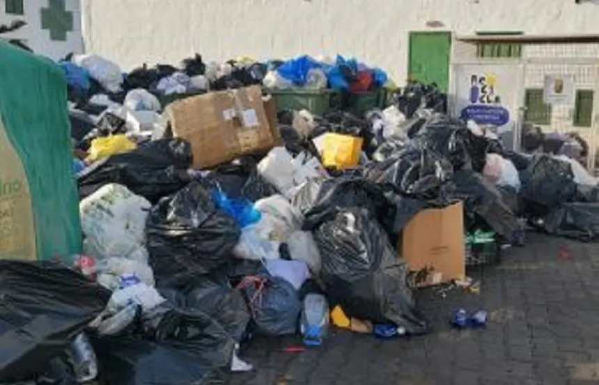 Imagen de la basura sin recoger en Yaiza.
