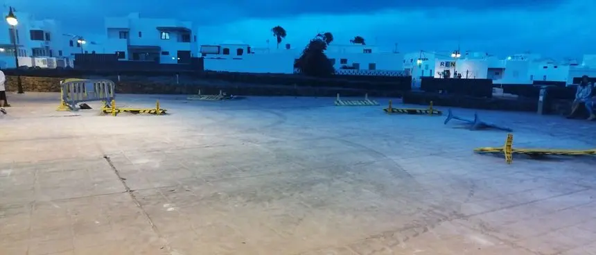 Imagen de este lunes por la noche de cómo ha quedado la zona sin el kiosco.