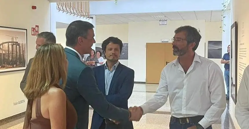 Pedro San Ginés saludando a Pedro Sánchez en presencia de María Dolores Corujo.