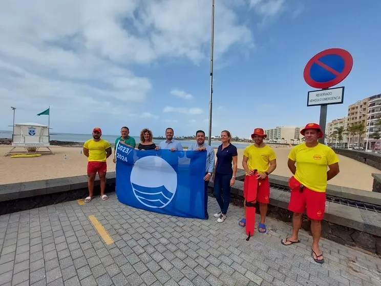 Izada de la Bandera Azul en la Playa del Reducto. El alcalde y varios concejales