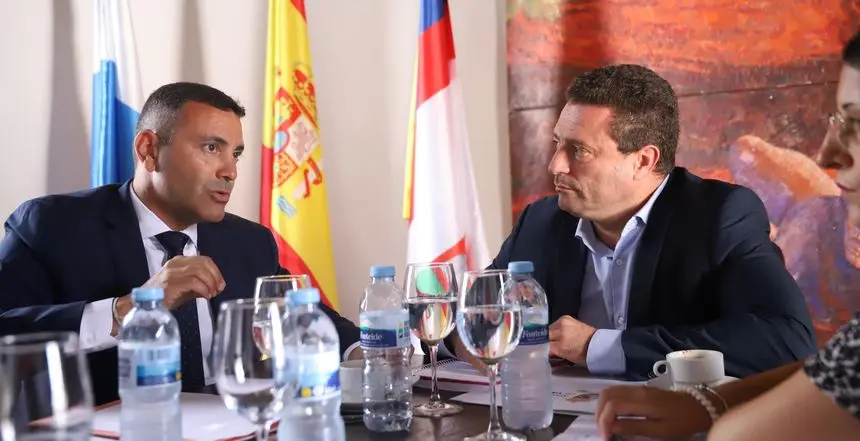 Oswaldo Betancort y Óscar Noda este martes durante la reunión en Yaiza
