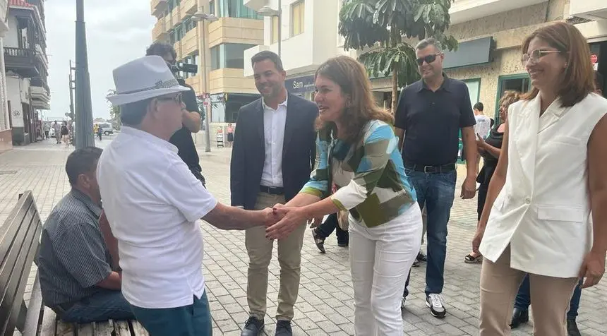 La candidata del PP en la Calle Real de Arrecife.