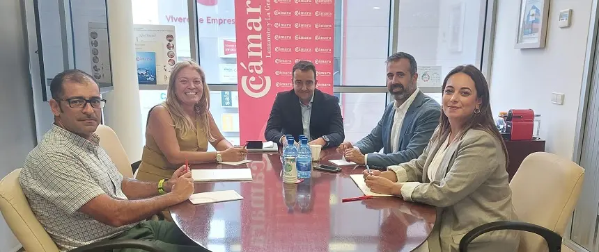 Los candidatos de CC con los representantes de la Cámara de Comercio.