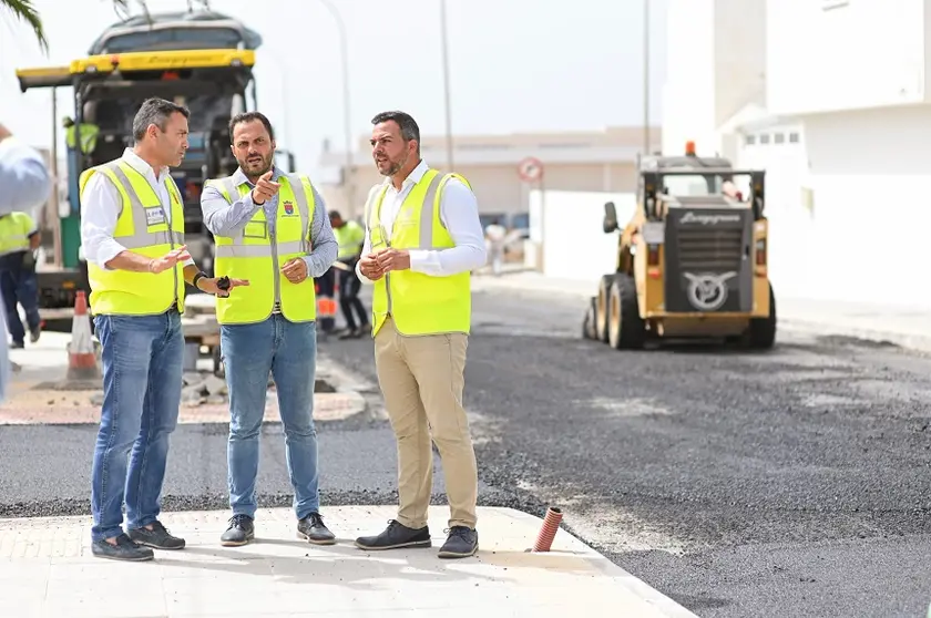 Visita a obras Calle Tenderete. El alcalde de Arrecife junto al presidente del Cabildo y el vicepresidente y consejero de Obras Públicas . Los trabajos llevan buen ritmo