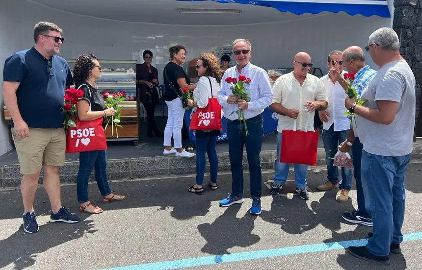 Manuel Fajardo Palarea en el mercadillo de Mancha Blanca.