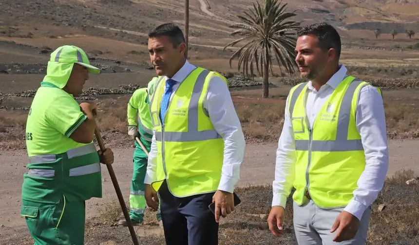 Oswaldo Betancort y Jacobo Medina en una visita a los trabajadores contratados