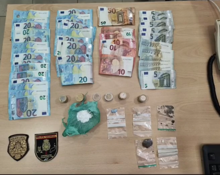 Imagen de la droga y el dinero incautado por la policía.