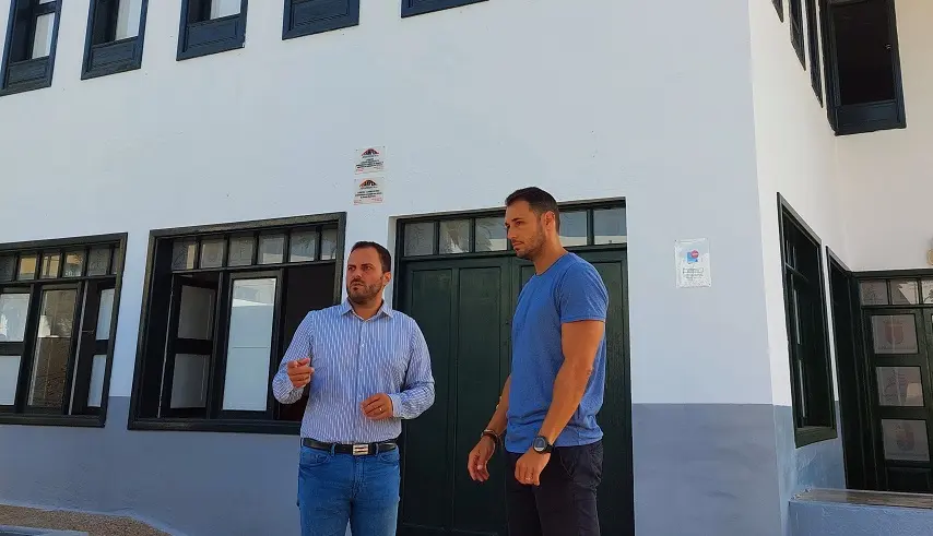El alcalde de Arrecife, Yonathan de León, y el concejal de Juventud, Rosmen Quevedo, en los exteriores de la Casa de la Juventud