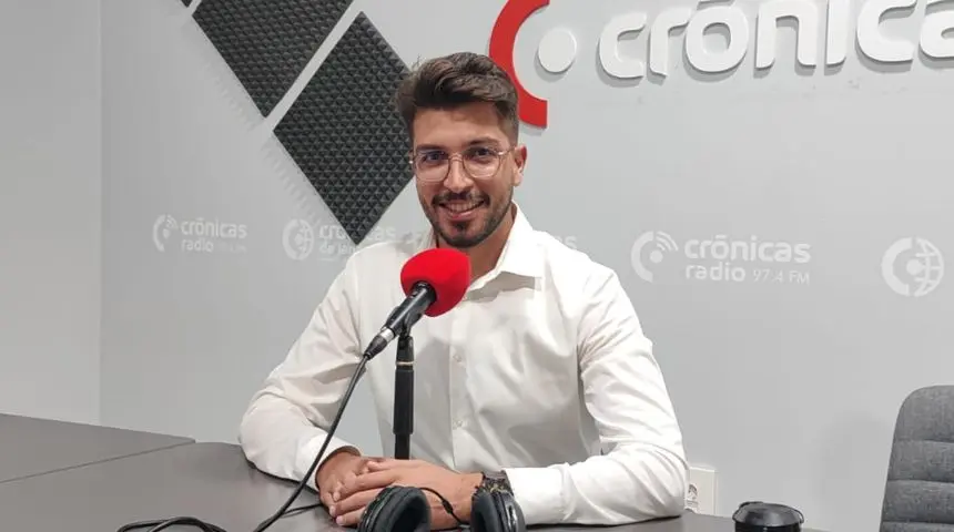 Jeziel Martín en el estudio de Crónicas Radio.