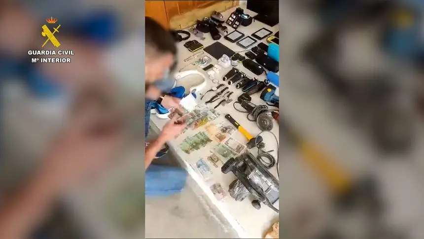 Objetos incautados por la Guardia Civil.