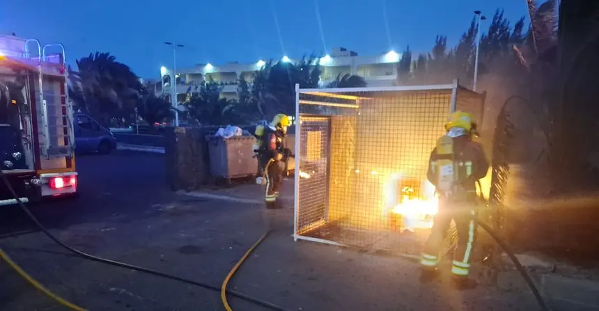 Momento de la actuación de los bomberos