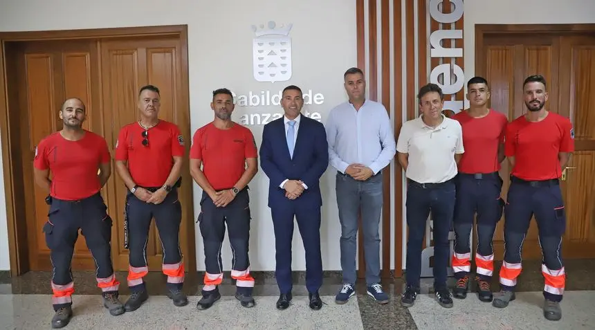 El presidente del Cabildo y el consejero del Consorcio recibiendo a los bomberos