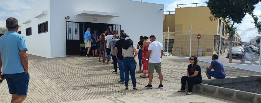 Imagen de la cola que se ha producido en algunos colegios de Arrecife para poder votar