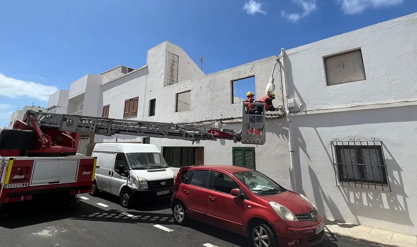 Imagen de los bomberos del Consorcio retirando la farola afectada en Argana Baja.