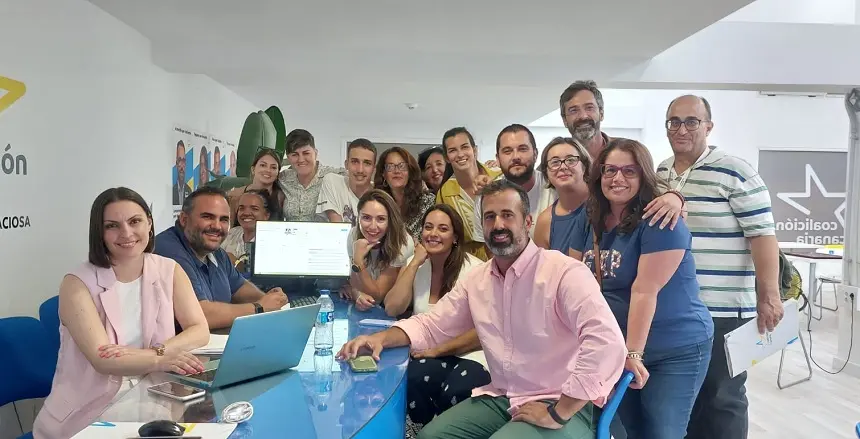 Imagen de la gente que estuvo toda la noche activa en la sede nacionalista.