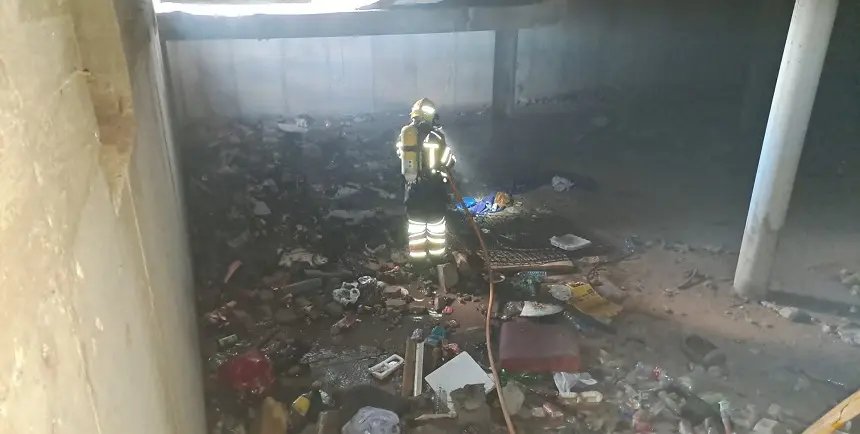 Imagen de los bomberos apagando el fuego en una obra abandonada.