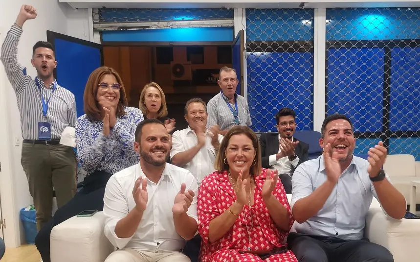 Componentes del PP en su sede durante la noche electoral.