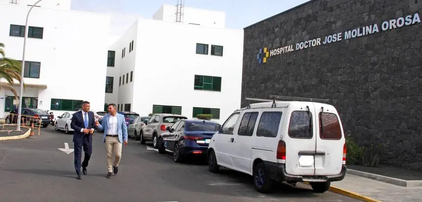 Oswaldo Betancort y Jacobo Medina este miércoles en el Hospital de Lanzarote.