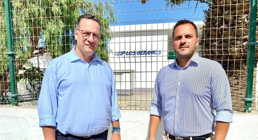 Visita oficial del consejero de Educación del Gobierno de Canarias al Ayuntamiento de Arrecife. El consejero junto al alcalde de Arrecife en el colegio Los Geranios