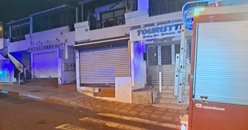 Imagen del camión de los bomberos en la zona de la vivienda afectada.