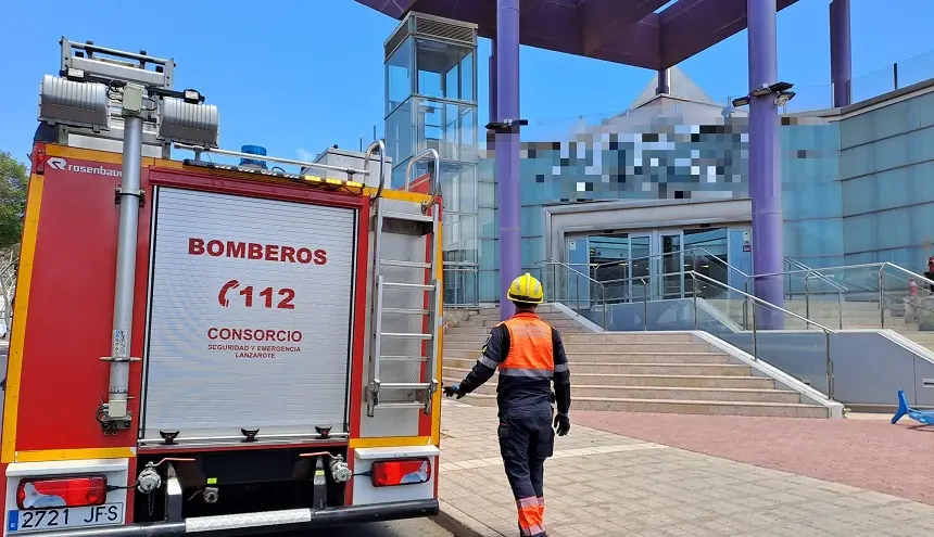 Bomberos durante la actuación de este sábado.