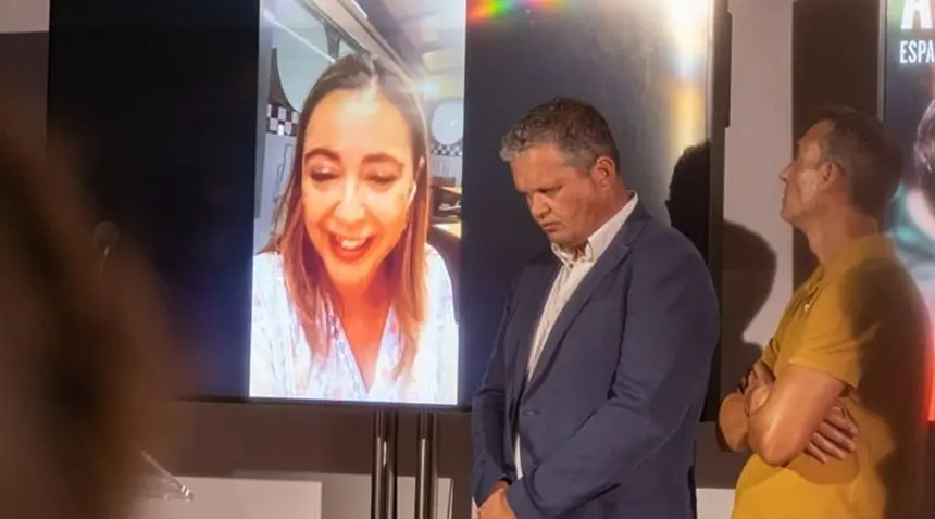 Alfredo Mendoza escuchando atento a su líder por videoconferencia en un acto de campaña